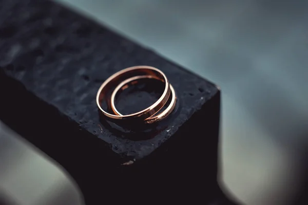 Anéis de casamento em um metal preto — Fotografia de Stock