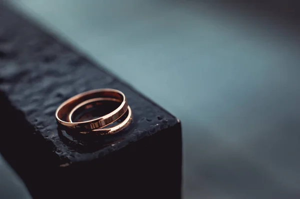 Anillos de boda en un metal negro — Foto de Stock