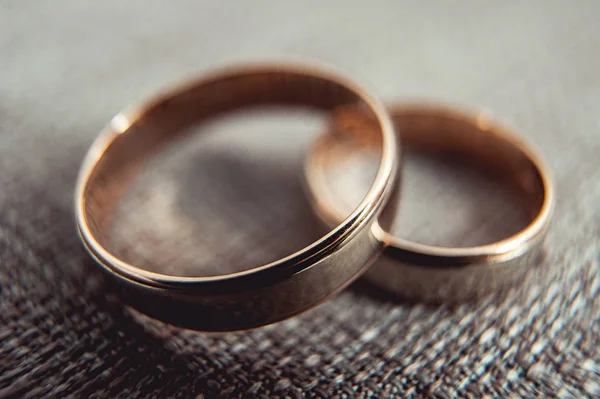 Anillos de boda clásicos de oro en un textil — Foto de Stock