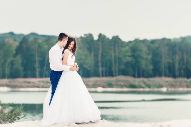 Düğün üzerinde yeni evliler Parkta yürümek