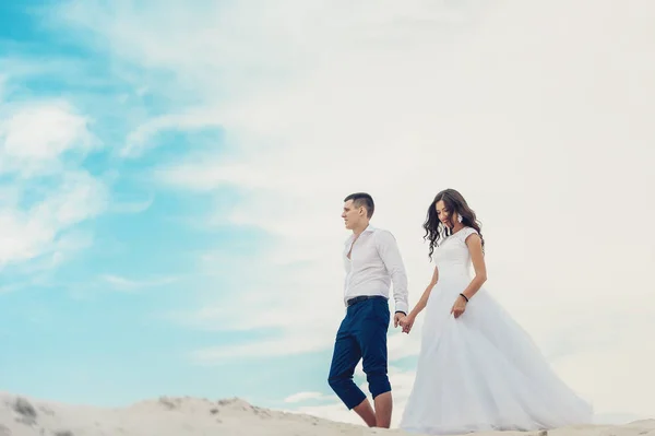 Recém-casados contra céu azul — Fotografia de Stock