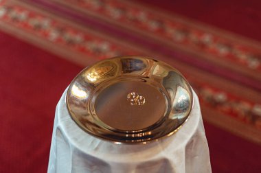 Altın tabakta klasik altın alyans