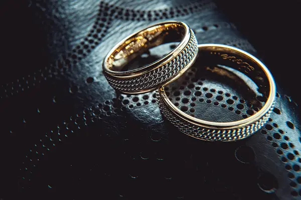 Anillos de boda de lujo inusual. macro — Foto de Stock