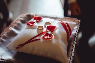 Alyans küçük bir yastık üzerine