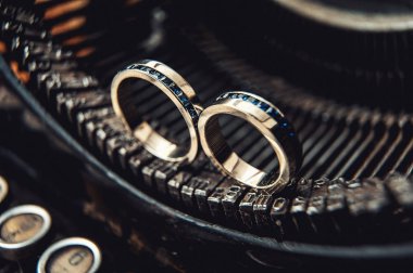 Alyans safir üzerinde eski bir daktilo ile