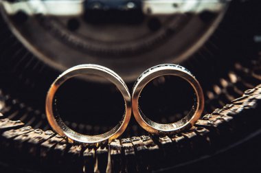 Alyans safir üzerinde eski bir daktilo ile