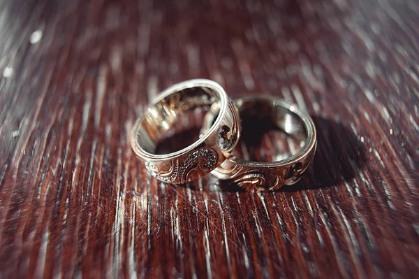 Anéis de casamento com padrão de escultura na mesa — Fotografia de Stock