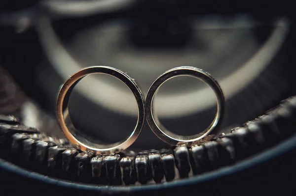 Anillos de boda con zafiros en una máquina de escribir vintage — Foto de Stock