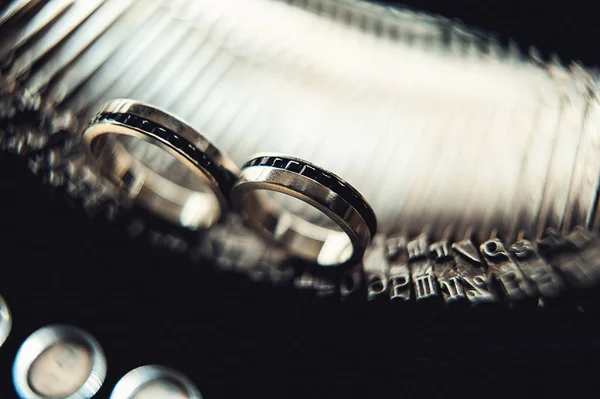 Anneaux de mariage avec saphirs sur une machine à écrire vintage — Photo