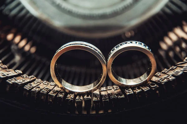 Anillos de boda con zafiros en una máquina de escribir vintage — Foto de Stock