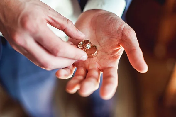 Πολυτελής γαμήλια δαχτυλίδια στο χέρι της νύφης — Φωτογραφία Αρχείου