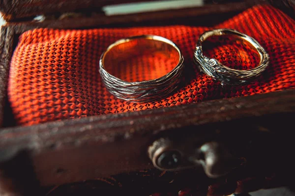 Alianças de casamento estilo de madeira na caixa — Fotografia de Stock