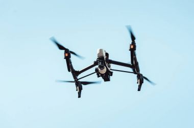 Uçak gökyüzünde dört helikopter