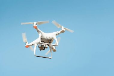 Uçak gökyüzünde dört helikopter