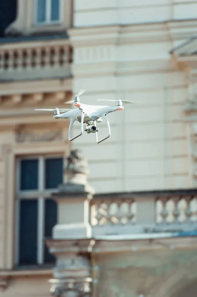 Drone quad copter flying at the building background — Stock Photo, Image