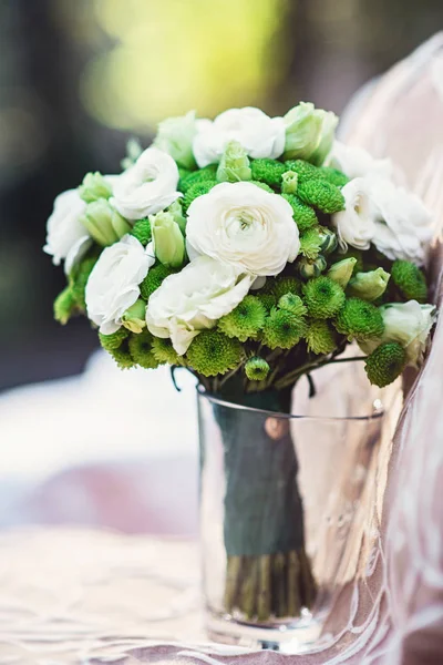 Buquê de casamento de flores verdes brancas — Fotografia de Stock