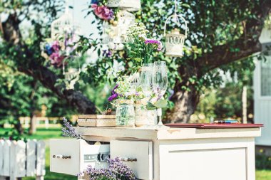 güzel düğün töreni açık havada. Yaz Zamanı.