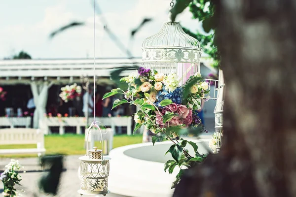 Bela cerimônia de casamento vintage ao ar livre. Hora de Verão . — Fotografia de Stock