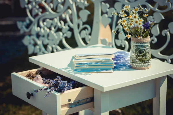 güzel düğün töreni açık havada. Yaz. Eski Beyaz ahşap ev. Beyaz kafes çiçek tam ile süslenmiş ağaç.