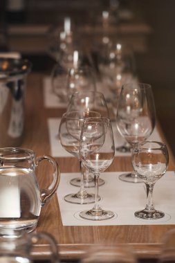 bir sürü farklı şarap bardakları, şarap tadımı