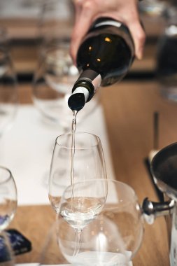 sommelier şarap şarap tadımı, cam içine dökme