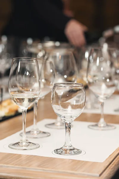 Un sacco di bicchieri di vino diversi a degustazione di vino — Foto Stock