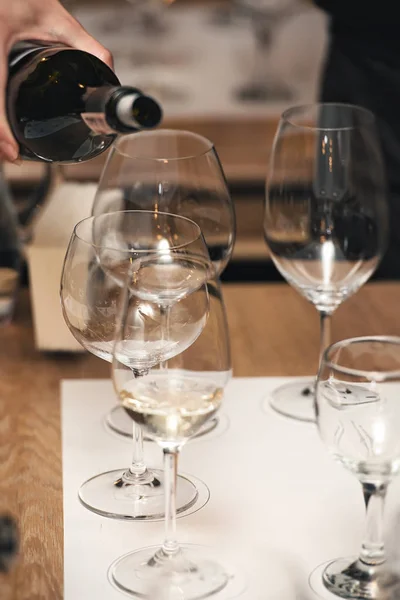 Sommelier verter vino en copa en la cata de vinos — Foto de Stock