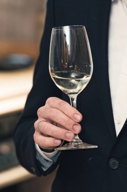 insanlar şarap rengini düşünün ve nasıl farklı Gözlükte kokuyor deneyin