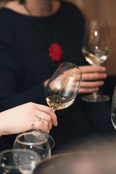 La gente considera el color del vino y probar cómo huele en diferentes vasos — Foto de Stock