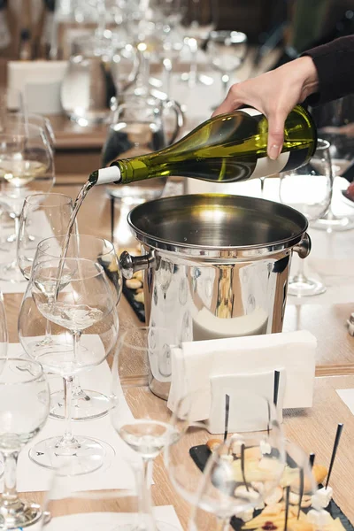 Sommelier verter vino en copa en la cata de vinos — Foto de Stock