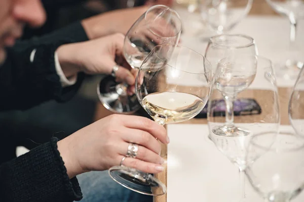 人は、ワインの色を考慮してどのように異なるガラスのにおいがします。 — ストック写真