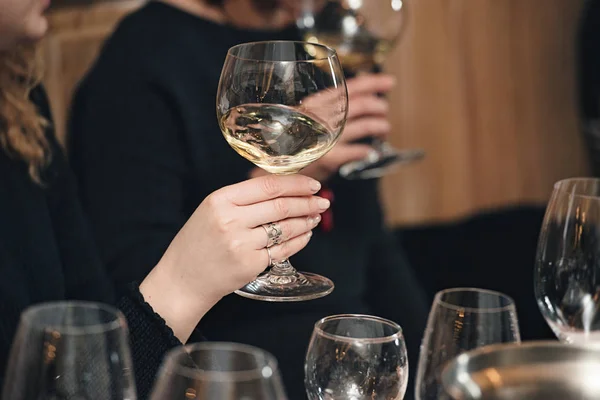 La gente considera il colore del vino e prova come profuma in bicchieri diversi. — Foto Stock