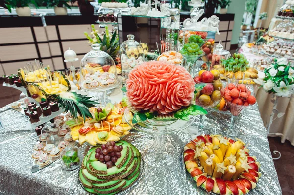 Hermosa sandía tallado en la mesa en candybar de boda — Foto de Stock