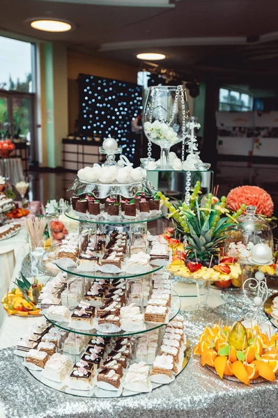 Cioccolato choux pasticcini su supporto di vetro sul candelabro matrimonio — Foto Stock