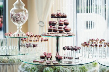 Tatlı çikolata paketiyle çeşitli şeker ve kek. Şeker düğün