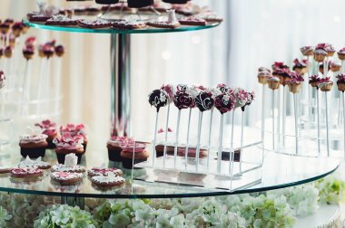 Tatlı çikolata paketiyle çeşitli şeker ve kek. Şeker düğün