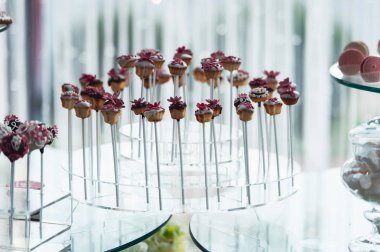 Tatlı çikolata paketiyle çeşitli şeker ve kek. Şeker düğün