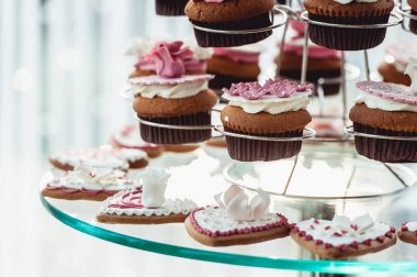 Tatlı çikolata paketiyle çeşitli şeker ve kek. Şeker düğün