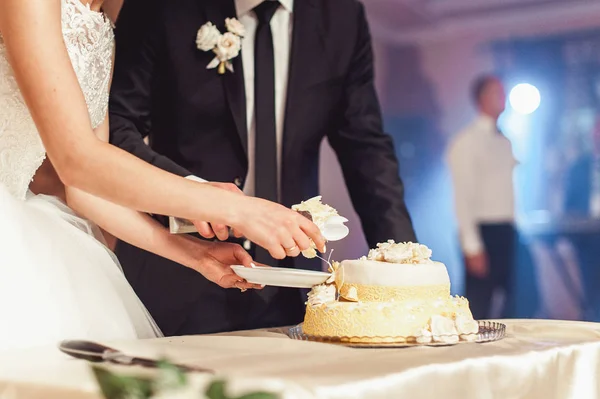 Невеста положить кусок торта на тарелку — стоковое фото