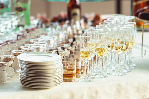 Boda buffet recepción vinos whisky sobre una mesa blanca — Foto de Stock