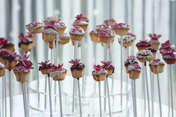 Linda barra de caramelo con varios dulces y pasteles. Candybar de boda —  Fotos de Stock