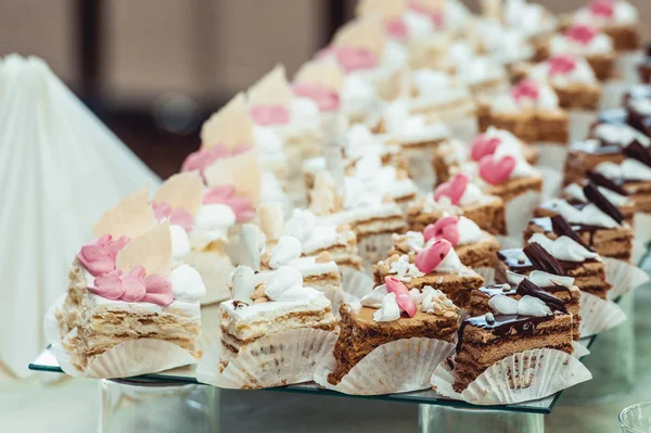 Roztomilý tyčinku s různými cukroví a dortů. Svatba bonbóny — Stock fotografie
