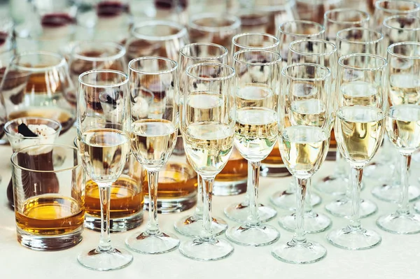 Mooie rijlijn van verschillende gekleurde alcohol cocktails op een party, Whisky, cognac, likeur. — Stockfoto