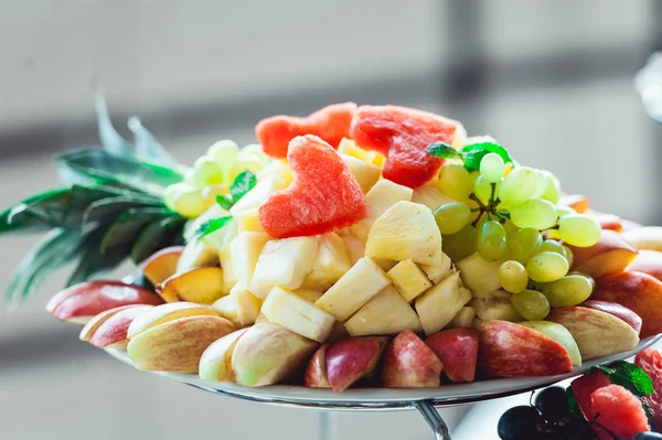 Platos con frutas frescas en un stand — Foto de Stock