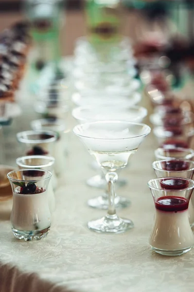 Mooie rijlijn van verschillende gekleurde alcohol cocktails op een party, Whisky, cognac, likeur droogijs. — Stockfoto