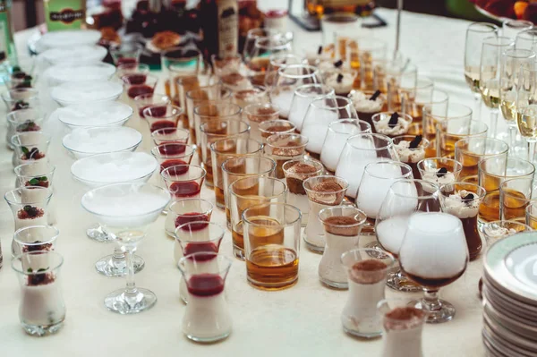 Hermosa línea de fila de cócteles de diferentes colores de alcohol en una fiesta, Whisky coñac, licor hielo seco . — Foto de Stock