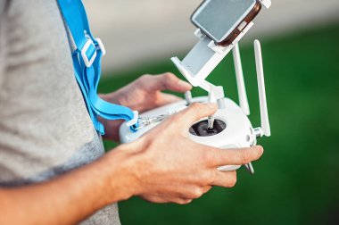 Uçağı uzaktan kumanda bir adamın elinde. Uçan drone işletim dostum