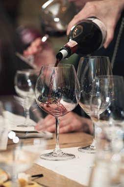 sommelier şarap şarap tadımı, cam içine dökme