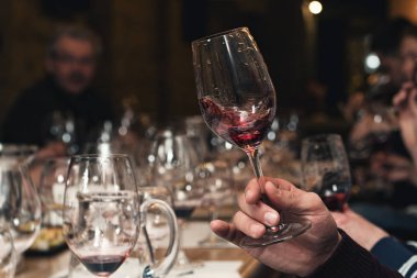 insanlar şarap rengini düşünün ve nasıl farklı Gözlükte kokuyor deneyin