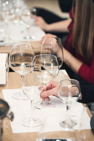 La gente considera el color del vino y probar cómo huele en diferentes vasos — Foto de Stock